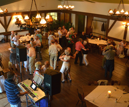 Franz beim Tanztee im Gasthof Drexl, Schondorf